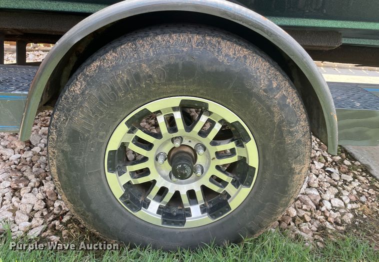 image for item DN4664 1990 Champion  boat