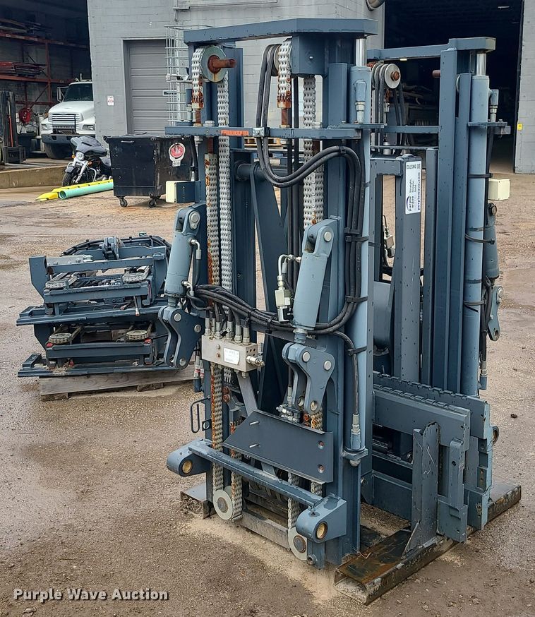 image for item DN5703 (2) forklift masts