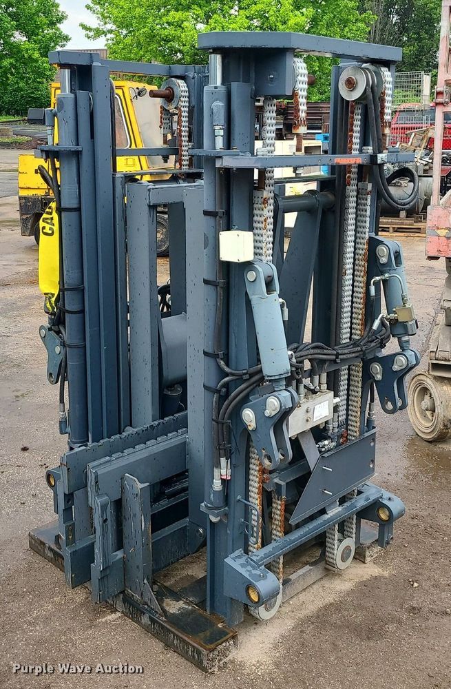 image for item DN5703 (2) forklift masts