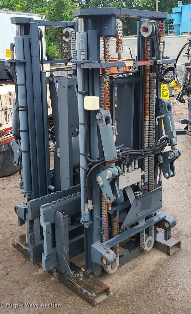 image for item DN5703 (2) forklift masts