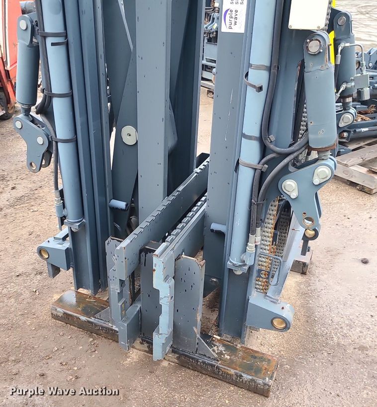 image for item DN5703 (2) forklift masts