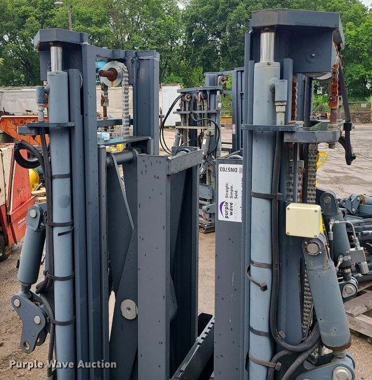 image for item DN5703 (2) forklift masts