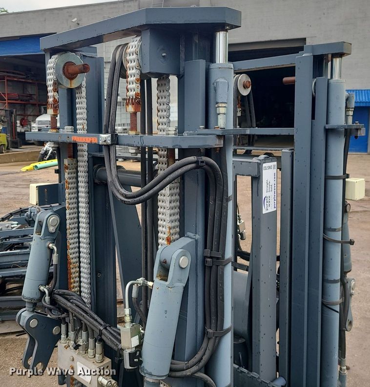 image for item DN5703 (2) forklift masts