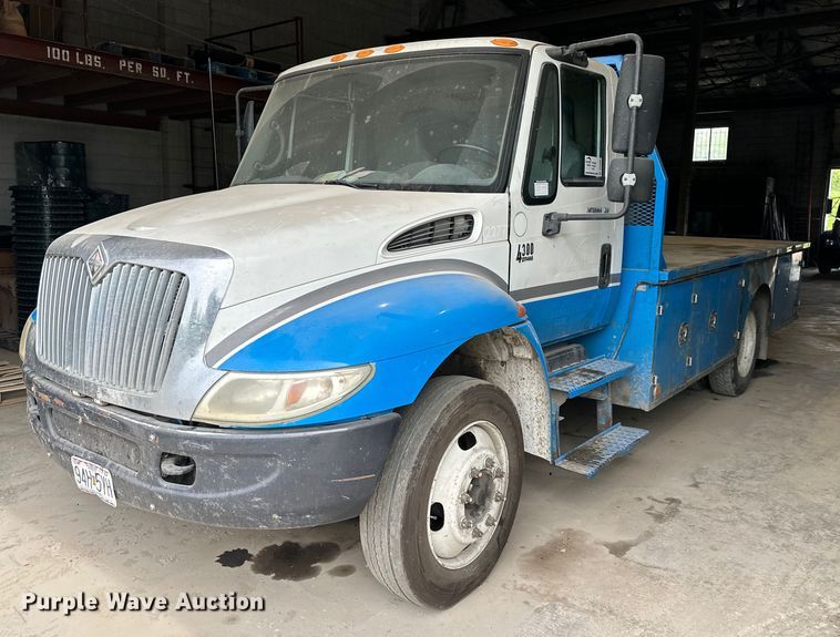 image for item DO4968 2002 International 4300  flatbed truck