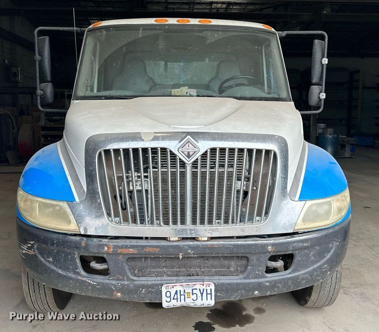 image for item DO4968 2002 International 4300  flatbed truck