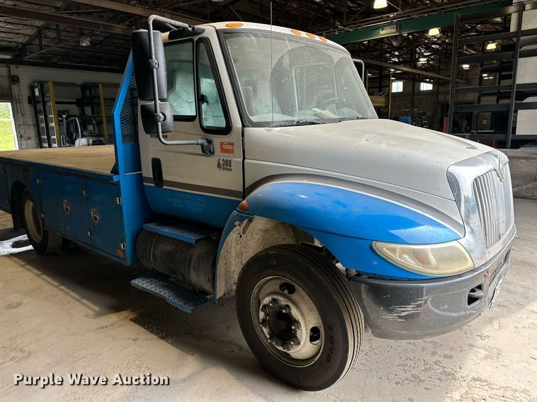image for item DO4968 2002 International 4300  flatbed truck