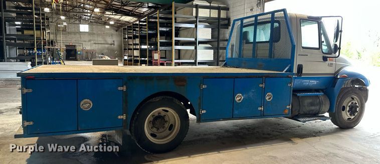 image for item DO4968 2002 International 4300  flatbed truck