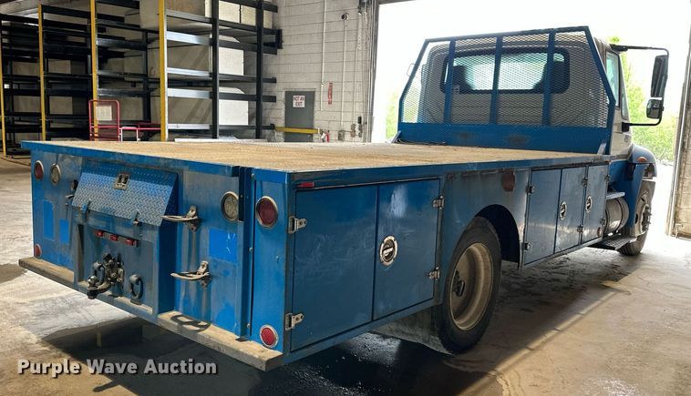 image for item DO4968 2002 International 4300  flatbed truck