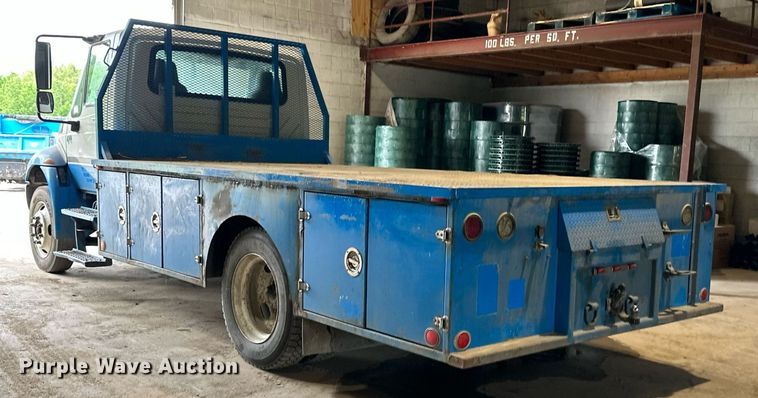 image for item DO4968 2002 International 4300  flatbed truck