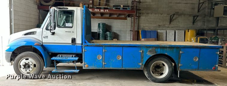 image for item DO4968 2002 International 4300  flatbed truck
