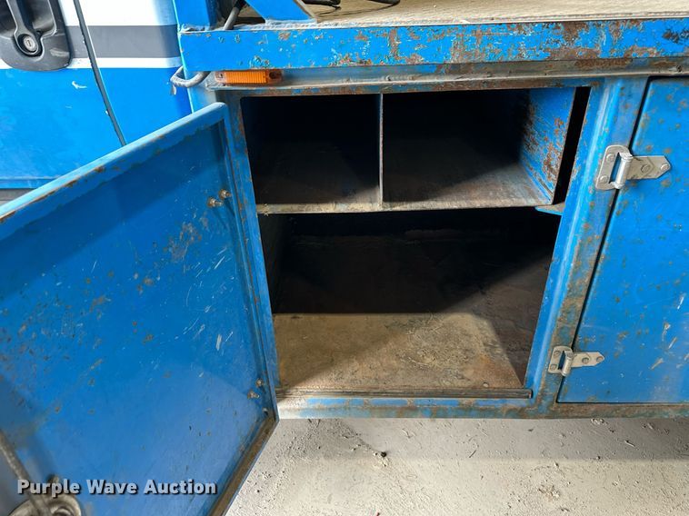 image for item DO4968 2002 International 4300  flatbed truck