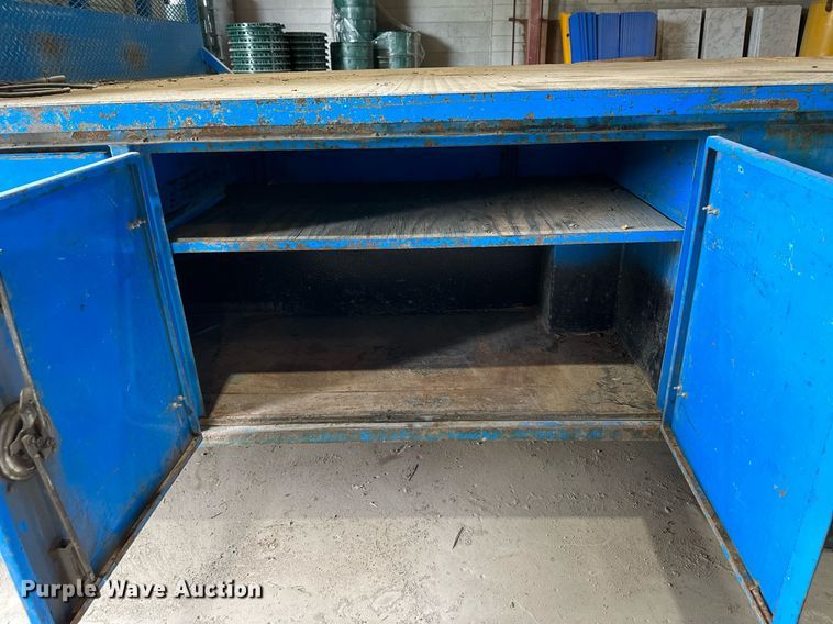 image for item DO4968 2002 International 4300  flatbed truck