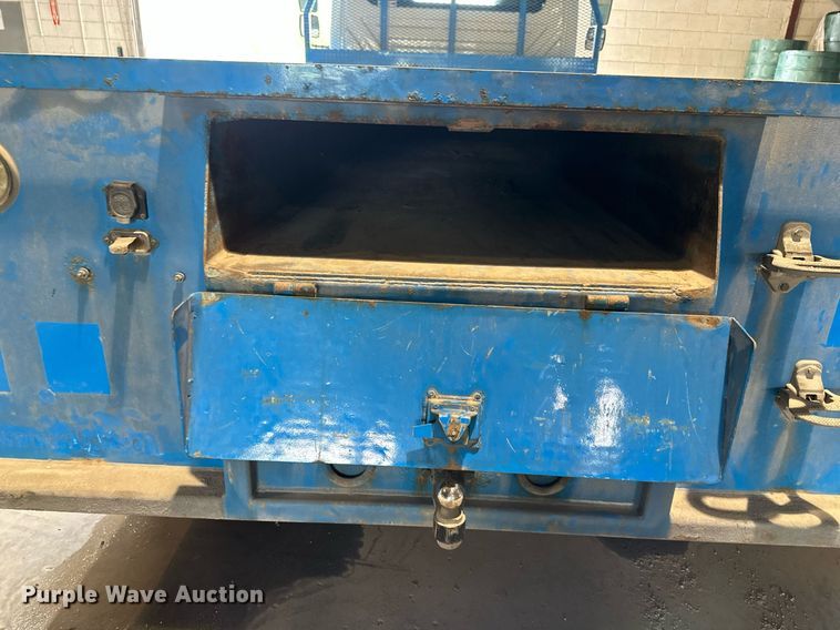 image for item DO4968 2002 International 4300  flatbed truck