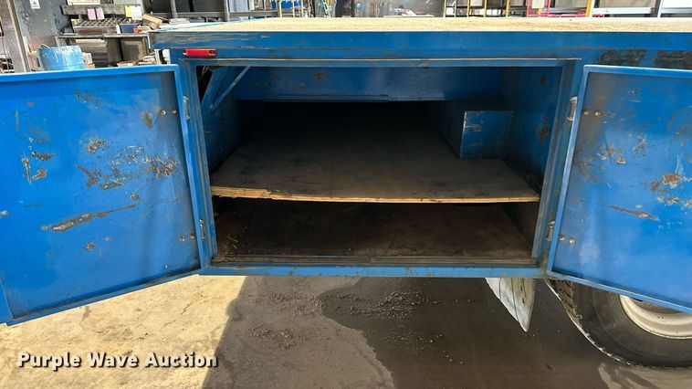 image for item DO4968 2002 International 4300  flatbed truck