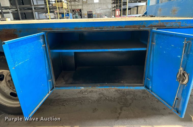 image for item DO4968 2002 International 4300  flatbed truck