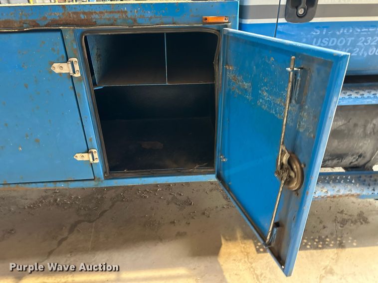 image for item DO4968 2002 International 4300  flatbed truck