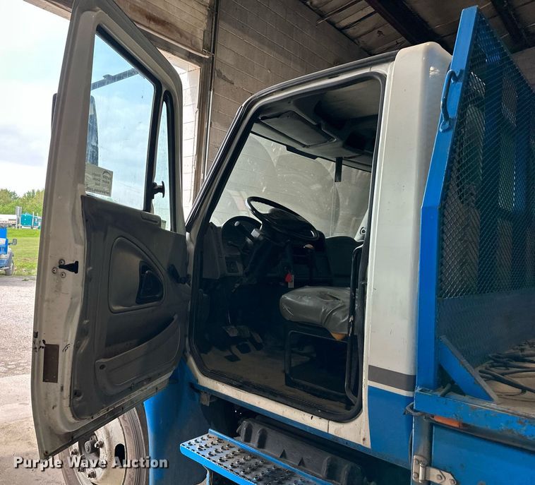 image for item DO4968 2002 International 4300  flatbed truck