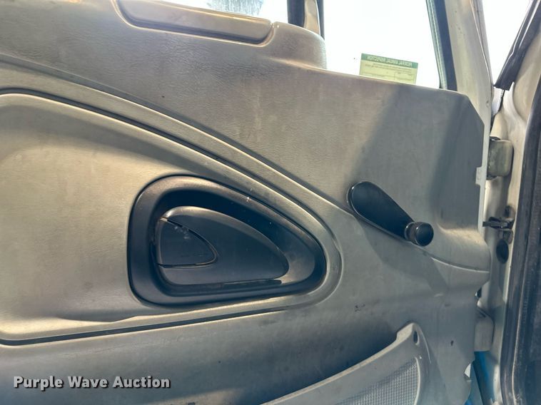 image for item DO4968 2002 International 4300  flatbed truck