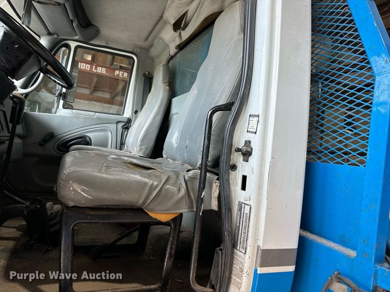 image for item DO4968 2002 International 4300  flatbed truck