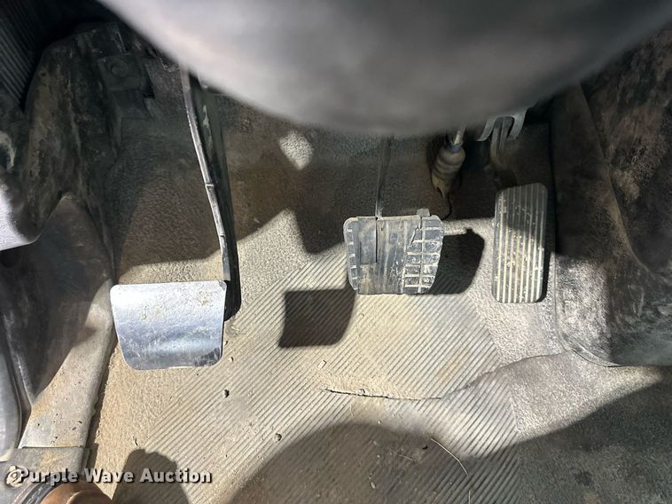 image for item DO4968 2002 International 4300  flatbed truck