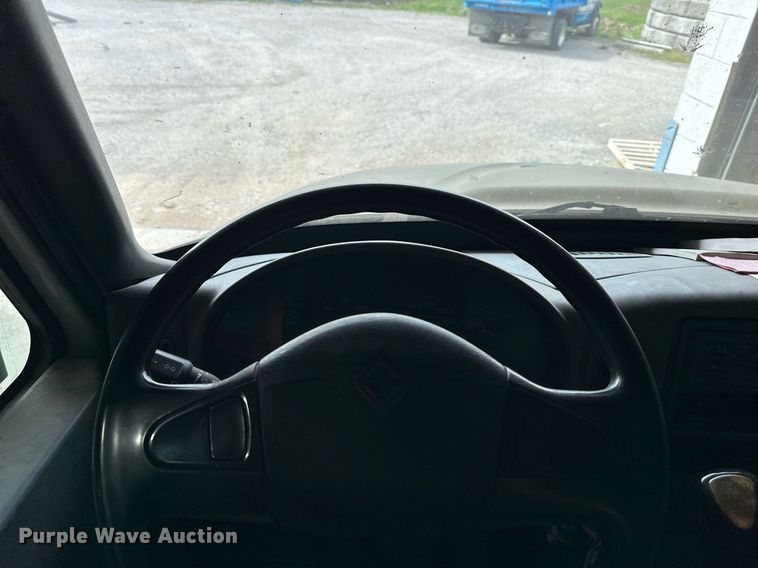 image for item DO4968 2002 International 4300  flatbed truck