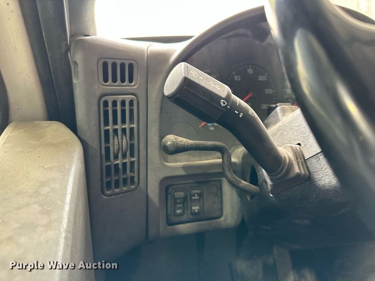 image for item DO4968 2002 International 4300  flatbed truck