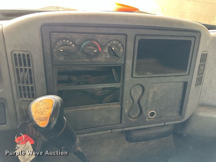 image for item DO4968 2002 International 4300  flatbed truck