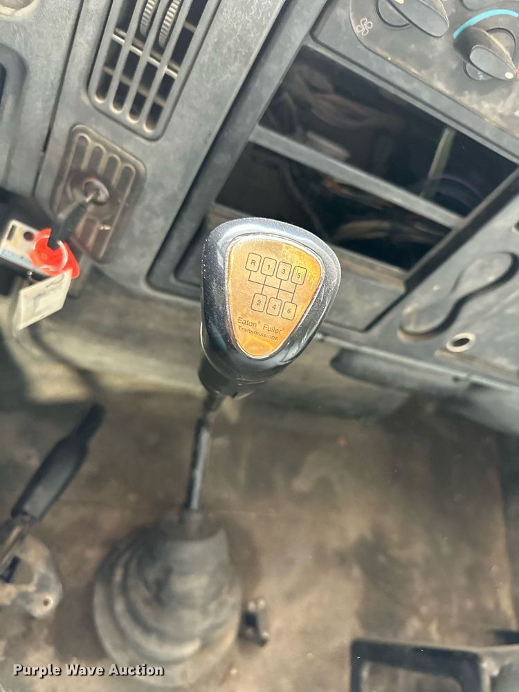 image for item DO4968 2002 International 4300  flatbed truck