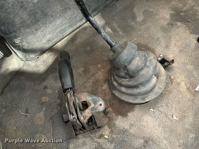 image for item DO4968 2002 International 4300  flatbed truck