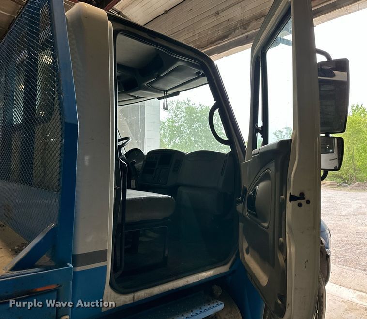 image for item DO4968 2002 International 4300  flatbed truck