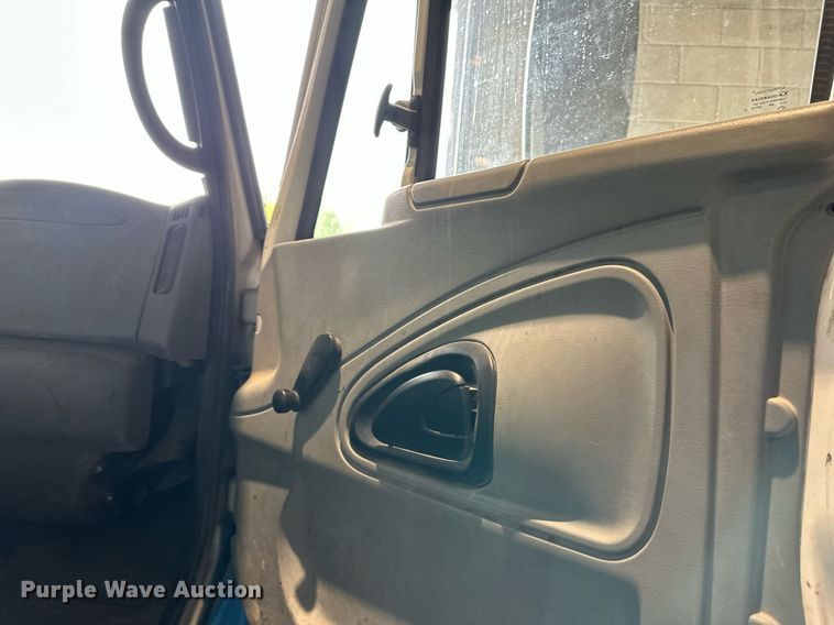 image for item DO4968 2002 International 4300  flatbed truck