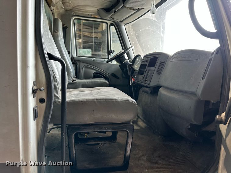 image for item DO4968 2002 International 4300  flatbed truck