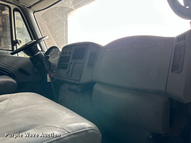 image for item DO4968 2002 International 4300  flatbed truck