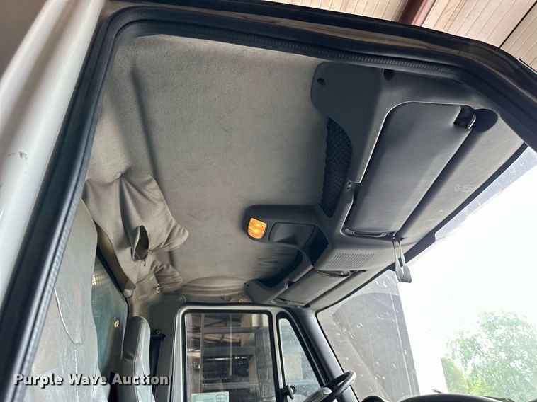 image for item DO4968 2002 International 4300  flatbed truck