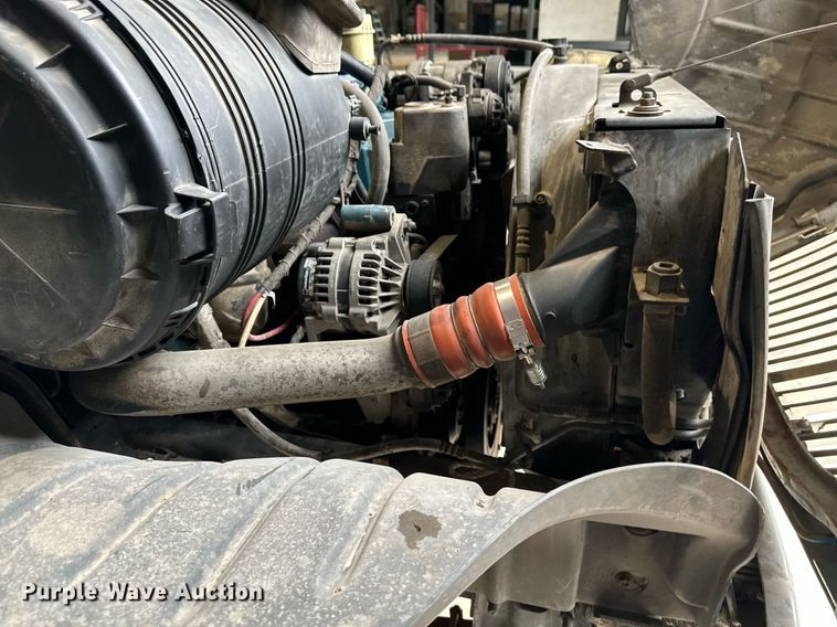 image for item DO4968 2002 International 4300  flatbed truck