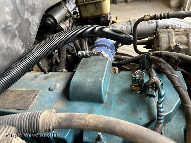 image for item DO4968 2002 International 4300  flatbed truck