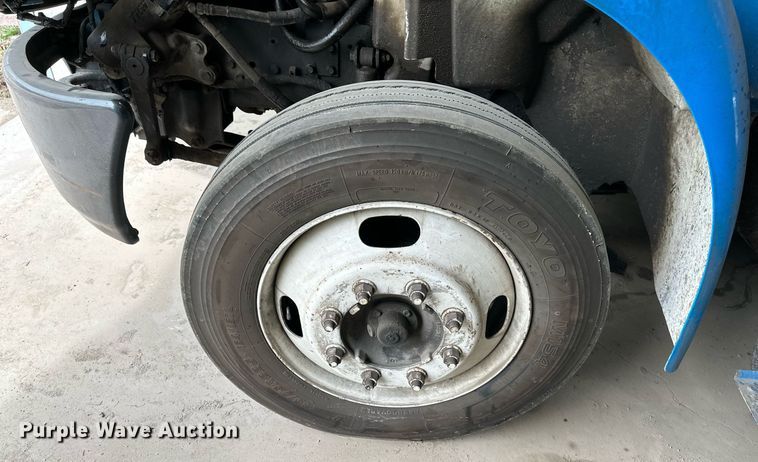 image for item DO4968 2002 International 4300  flatbed truck