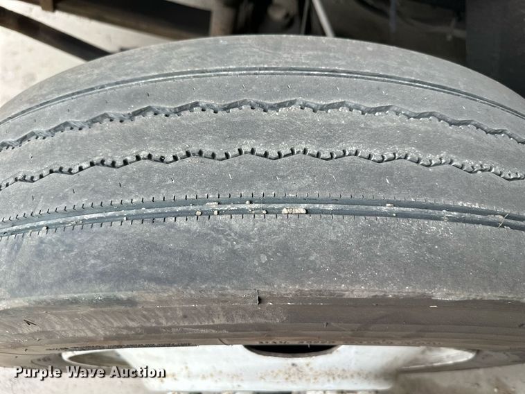 image for item DO4968 2002 International 4300  flatbed truck