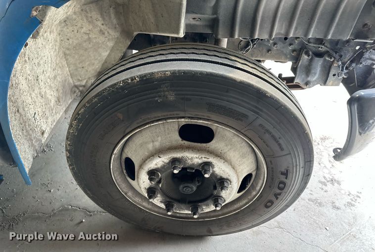 image for item DO4968 2002 International 4300  flatbed truck