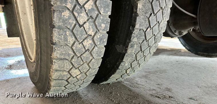 image for item DO4968 2002 International 4300  flatbed truck