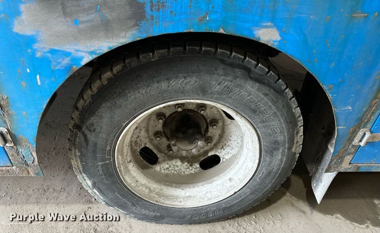 image for item DO4968 2002 International 4300  flatbed truck