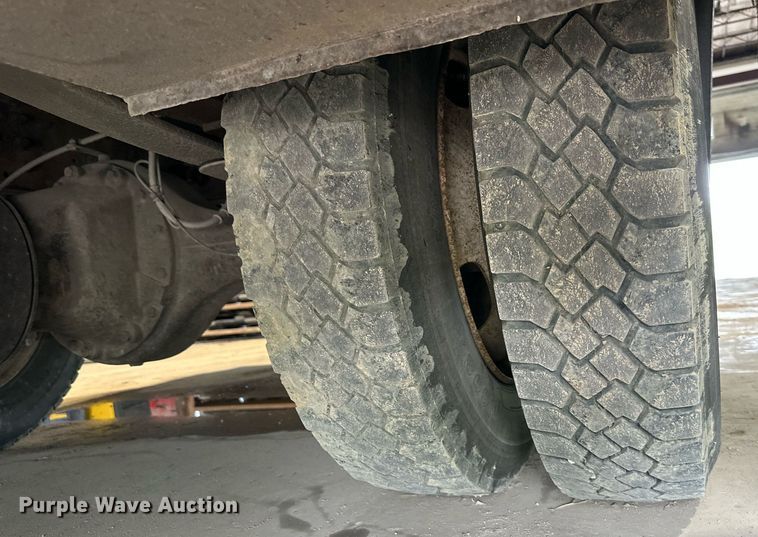 image for item DO4968 2002 International 4300  flatbed truck