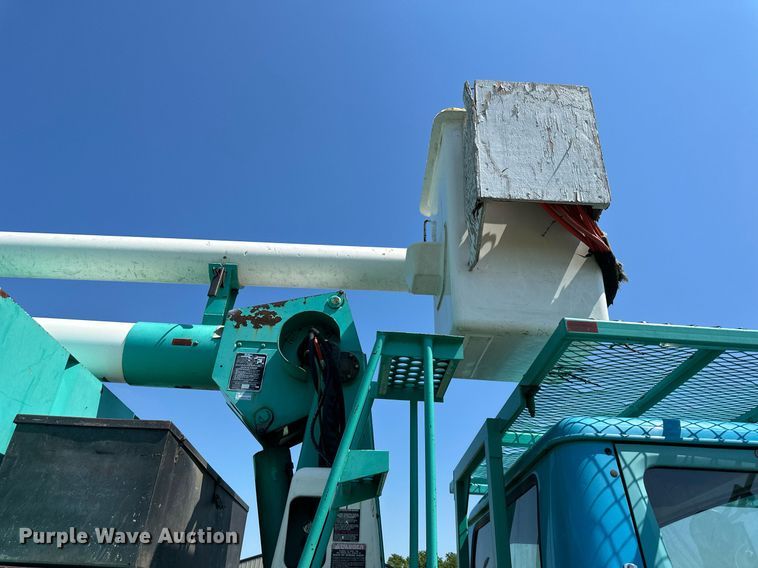 image for item DO5026 1996 International 4700  bucket truck