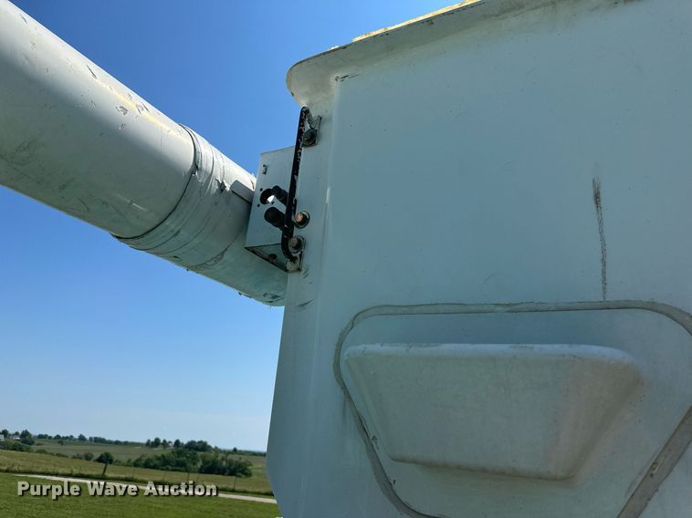 image for item DO5026 1996 International 4700  bucket truck