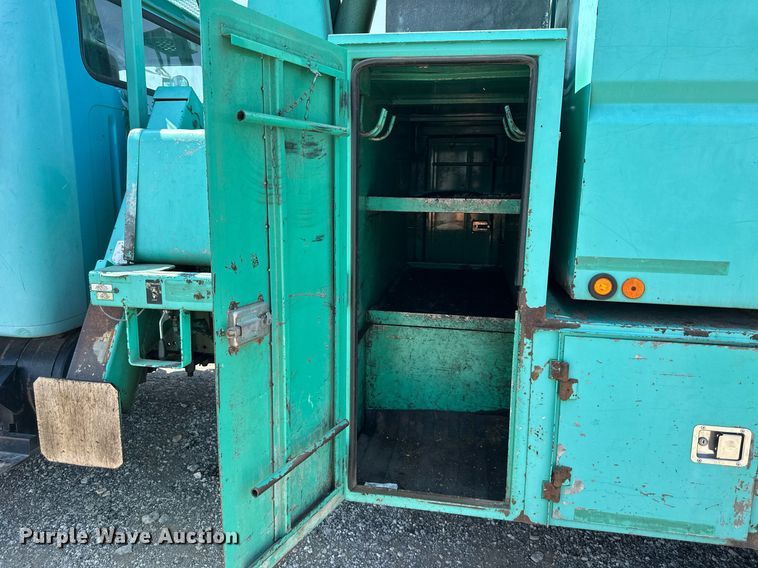 image for item DO5026 1996 International 4700  bucket truck