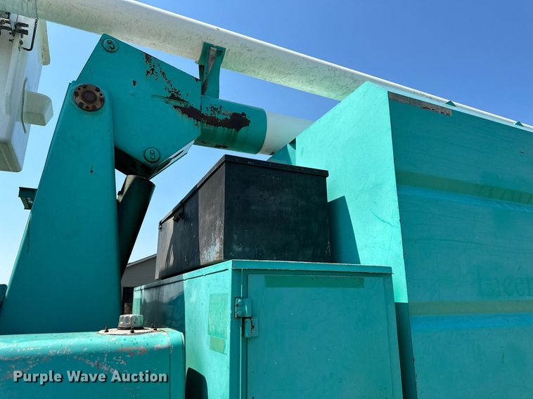 image for item DO5026 1996 International 4700  bucket truck