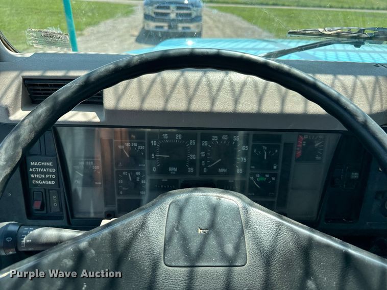 image for item DO5026 1996 International 4700  bucket truck