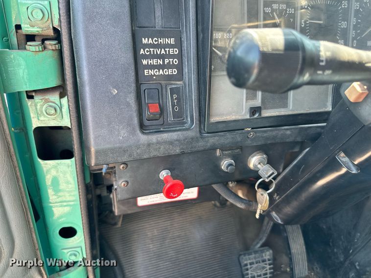 image for item DO5026 1996 International 4700  bucket truck