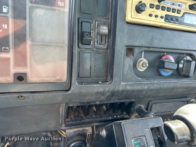 image for item DO5026 1996 International 4700  bucket truck