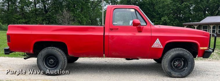 image for item DP0482 1986 Chevrolet D30  pickup truck